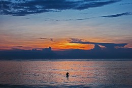 Ветер в голове. / о.Гили Индонезия. 
Местный житель плавает в море.