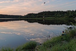 Рыбалка на озере / Рыбалка на озере поздним вечером