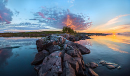 Ладожский вулкан / В начале этой недели вернулся с фототура, привёз удачные работы, повезло с погодой. В один из рассветов было необычное небо. Я постарался использовать в композицию пейзажа эту тучу необычной формы, найдя на острове такую точку съёмки, чтобы скалы и лес тянулись, совпадали с тучей, создавая эффект извержения вулкана. 
Карелия. Ладожское озеро. Июль, 2017 года. 
Набираю группу на фототуры, которые состоятся в июле и августе, также, уже бронируются места на осенние поездки. Подробности здесь https://vk.com/topic-69994899_35719057 (контакт) и https://www.facebook.com/groups/1755505914709044/ (фейсбук).