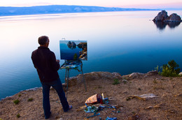 Художник на Байкале / На озере Байкал на острове Ольхон на закате художник пишет пейзаж и очень увлечён своим делом.