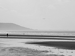 Пляж в Нормандии / Deauville (Довиль) — считается «королевой нормандских пляжей» на берегу Ла-манша. Пустынный плж с с одинокой фигурой человека вдали - в этом что-то есть грустно-романтическое.