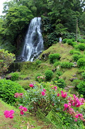 На фоне водопада / Туристы фотографируются на фоне водопада. Азорские острова, о.Сан Мигель