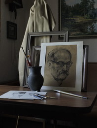 Натюрморт с портретом учителя рисования / Графический портрет выполнен автором этой композиции