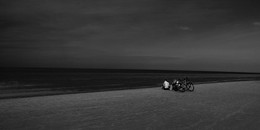 Велосипедисты / Море, пейзаж, велосипедисты