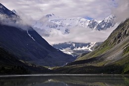 Туман в горах Алтая (Аккемское озеро и гора Белуха) / Алтай,Катунский хребет
