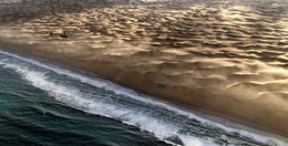 Над Берегом Скелетов II / Воды Атлантики, охлажденные Бенгельским течением омывающим побережье Намибии, сталкиваются здесь с накаленным песком пустыни.