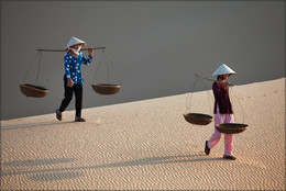 С коромыслом по воду ( в пустыне) :-) / Белая дюна, Фантьет (Муйне) , Вьетнам