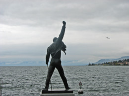Концерт на берегу / Здесь пейзаж - Женевское озеро, а человек, хотя и бронзовый - Фредди Меркьюри.