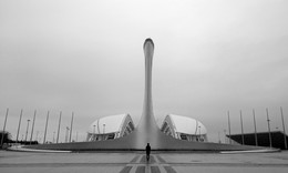 Перед величием / Человек перед Олимпийским огнём и стадионом Фишт в Олимпийском парке.
Адлер.