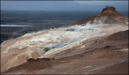 На вершине. Геотермальная зона Крафла. Исландия / туристы на вершине одной из гор с высокой вулканической активностью, зона вулкана Крафла, Исландия