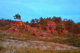 Закат окрасил скалы в цвет гламура / скалы рядом с базой отдыха