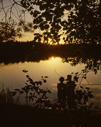 Нежность / Он и она любуются закатом, стоя на берегу озера. Средняя полоса России.
Снимок был сделан в 70-х годах на пленку ORWOCHROM, а в наши дни оцифрован.