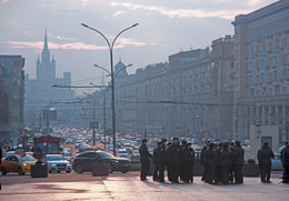 Дух времени / Москва, метро Маяковская, люди в форме и неотъемлемая вечерняя пробка