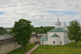 Изборск / Изборск – это название я запомнил еще по исторической литературе, которую активно изучал в школьные годы. Популярная теория о том, как в 862 году славяне призвали княжить варягов, повествует о трех братьях, старшим из которых оказался Рюрик, севший княжить в Новгороде и ставший основателем династии, правившей почти шесть с половиной столетий. Двое других, Синеус и Трувор, обосновались соответственно в Белоозере и Изборске…

Сегодня эта теория многими подвергается критике, но сам факт, что упоминание об Изборске относится к 862 году, говорит нам о том, что уже в те времена он был достаточно крупным поселением. Вплоть до конца XVI века древний Изборск был важным приграничным форпостом и не раз отражал атаки ливонских рыцарей и Речи Посполитой. Впрочем, к настоящему времени оборонное значение Изборска полностью сошло на нет, да и сам он утратил статус города. Однако это вовсе не значит, что деревня пришла в запустение: сегодня музей-заповедник &quot;Изборск&quot; – это одна из самых колоритных достопримечательностей Псковской области, и если раньше ее то и дело осаждали крестоносцы и польские паны, то теперь это делают толпы туристов.