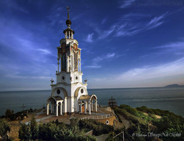 Храм-маяк в Малореченском / Крым, Алушта. Храм-маяк Святого Николая Мирликийского был возведен совсем недавно в 2004–2006 гг. в память обо всех погибших на водах и путешественниках. У этого оригинального храма видимого из многих точек южного побережья Крыма нет аналогов во всем мире, благодаря чему он привлекает множество туристов. Архитектор А. Гайдамак использовал древнегреческие и ранневизантийские элементы.
Photo by Sergey-Nik-Melnik
Красивые фотографии Крыма в хорошем разрешении
https://www.instagram.com/sergeynikmelniks/