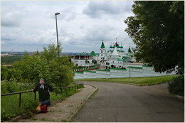 Я на горку шла / Я на горку шла, тяжело несла,
Уморилась, уморилась, уморилася.
Знамо дело, уморилась, уморилася.