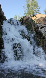 Солнечный зайчик на водопаде. / Жаркий летний день после полудня, поток водопада уже в тени и лишь солнечный зайчик светится на его пенистых водах, падающих в чашу.