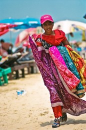 Краски Индии / Гоа, центр, юная продавщица платков на пляже
Плёнка Эктар, тушка canon 5