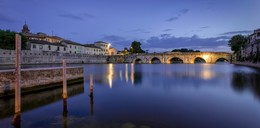 Мост Тиберия / Древнеримский мост Тиберия через реку Мареккья был построен в Римини в 14-21 годах н. э.: его строительство началось при императоре Августе, а закончилось при императоре Тиберии. В 580 году он был практически разрушен готами, и только в 1680 году при папе Иннокентии XI его восстановили. С тех пор он успешно служит жителям Римини, причём, открыт не только для движения пешеходов, но и для транспорта.