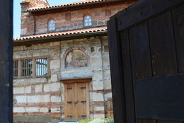 за дверью / старый Нессебр. старый монастырь. дверь приоткрыта и можно подсмотреть что там внутри