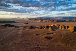 Дорога в пустыне / Пустыня Намиб, Намибия. Дронофотография
