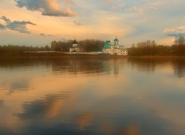 Вечер над Великой / Псков, река Великая, вид с набережной на Мирожский монастырь.