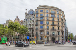 Дом Костей / Каса-Батльо́[1] (кат. Casa Batlló; иногда транслитерируется в русский как «Батло» или «Бальо», также известен как «Дом Костей») — жилой дом, построенный в 1877 году для текстильного магната Жозепа Бальо-и-Касановаса по адресу: Пассеч-де-Грасиа (Passeig de Gràcia), 43 в районе Эшампле (кат. Eixample), Барселона и перестроенный архитектором Антони Гауди в 1904—1906 годах.
Ещё не окончив работы по строительству парка Гуэль, Гауди получил заказ на переделку доходного дома, принадлежащего семейству богатого текстильного фабриканта Жозепа Бальо-и-Касановас и расположенного по соседству с модернистским домом Амалье. Владелец дома собирался снести старое здание 1875 года и построить на его месте новое, но Гауди решил иначе.
Сохранив исходную структуру дома, примыкающего боковыми стенами к двум соседним зданиям, Гауди спроектировал два новых фасада. Главный фасад выходит на проспект Passeig de Gracia, задний — внутрь квартала.
