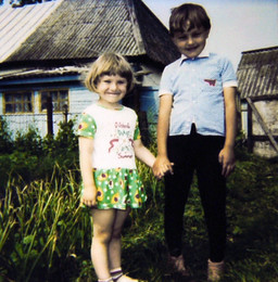 Брат и сестра / Брат и сестра в деревне на фоне дома