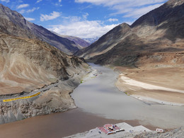Слияние рек Инд и Занскар / Гималаи, Индия