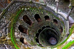 Спираль / Место масонских таинств. Колодец Посвящения, усадьба Кинта да Регалейра, Синтра, Португалия.