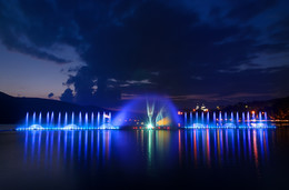 Вечерние фонтаны на озере Абрау. / Июнь 2017 год. 
Посёлок Абрау-Дюрсо, Краснодарский край.