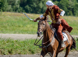 Жамбы ату / Жамбы ату — стрельба из лука по мишени верхом на скачущей лошади. Это один из наиболее популярных национальных видов спорта не только в Казахстане, но и в других странах.