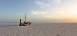 Восход над соляной пустыней Шотт-эль-Джерид в Тунисе / ...