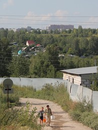 Пятничная доминанта / Дача,вот доминанта большинства в летнюю пятницу! Как хорошо,когда дача в черте города! Ни только дачникам,но и городу: дачные островки приближают приход свежесобранных плодов, ягод,овощей,зелени на огородные рынки ближайших жилых кварталов, они делают городской пейзаж уютнее,живее. Это жизнь свободных людей!!!