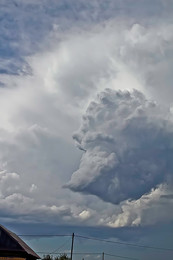 человеческие головы в облаках рисует природа ветром. / ищу в облаках человеческие головы