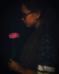 Роза / Кристина держит искусственную розу.