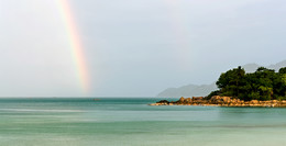В переливах истаявший цвет / радуга над морем у побережья Таиланда