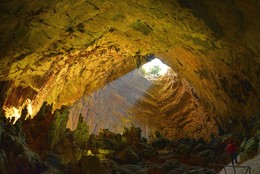 Гроты Кастеллана / Гроты ди Кастеллана (Grotte di Castellana). Апулия, Италия
Дневной свет падает через отверстие в своде пещеры
