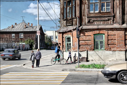 ПОЛДЕНЬ / На перекрёстке улиц в полдень...