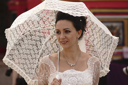 Невеста с кружевным зонтиком / На Параде невест