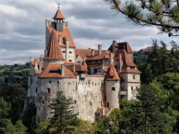 В гостях у Дракулы / Румыния. Замок Бран, находящийся недалеко от Брашова, известен как замок Дракулы.