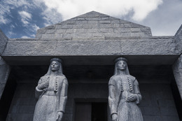Статуи Черногорок / Гробница Петра II Петровича Негоша