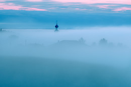 Купол над туманом / Купол церкви в толстом слое утреннего тумана с Колвы. Урал, Пермский край, Чердынь.
