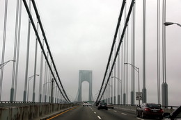 Верразано-Нарроус / Верразано-Нарроус

один из крупнейших в мире висячих мостов, соединяющий районы Нью-Йорка Бруклин и Статен-Айленд. Длина центрального пролёта моста составляет 1298 м, боковых пролетов — по 370,5 м. Пилоны высотой 211 м, на которых подвешены несущие тросы моста, видны из большей части Нью-Йорка. Мост — «двухэтажный», на каждом из «этажей» находится по 6 полос для движения автотранспорта. Мост построен в 1964 году и назван в честь итальянского мореплавателя Джованни да Верраццано, первого европейца, вошедшего в бухту Нью-Йорк и реку Гудзон.
