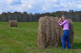 На сене / Проезжая мимо убранного сена, я внезапно решил сфотографировать, так как фотоаппарат у меня всегда со мной, у нас получилось.