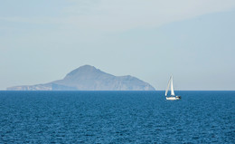 Белеет парус одинокий... / Эгейское море вблизи Санторини.