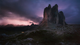 Tre Cime di Lavaredo, Безумие / День близился к закату , и вместе с этим надвигались тучи.
&quot;Вот, наконец то&quot;-говорил я сам с собой. Тучи пришли, а за одно они принесли сокрушительные раскаты грома и сотню вспышек молний.
Мне казалось, что я смогу укрыться, чтобы особо не промокнуть, но я ошибался. Мне хотелось снимать, но я не мог, много ветра и воды не позволяли мне этого делать. Я прикрывал своим телом камеру и документы, и ждал пока стихнет мощь молний и дождя. Я весь промок и думал: &quot;Какой же я дурак, что остался ждать здесь в дали от укрытия. Все равно ничего не снял&quot;. Разряды молний были одна за одной. Такого я никогда не видел и не слышал в своей жизни. Это был тот случай, когда подводный бокс для фотокамеры оказался бы в самый раз.
Когда уже все практически стихло я сделал несколько снимков прижимая камеру к камням.
&quot;О черт&quot;- сорвалось у меня из уст, когда на одном из выступе Tre Cime я увидел мерцающий свет. Я думал, что это я сумасшедший, оказывается в это громовое время на выступе, наверху , были люди. На фотографии видна световая точка. &quot;Безумие&quot;- больше мне нечего было сказать ни про них ни про себя. Спустя время я слышал несколько восторженных голосов спускающихся с вершины людей.