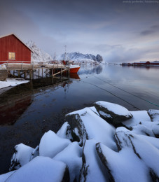 Рейне / Рейне. 
Маленькая живописная деревушка, расположенная на Лофотенских островах, 
по праву носит звание одного из самых красивых мест в Норвегии.
Это местечко с маленьким населением, удивляющее своей красотой и пейзажами. Здесь можно снимать от маленьких зарисовок, вроде этой, до обзорных панорам с высоты.
Особенно потрясающе оно выглядит зимой, когда свежий снег покрывает горы.
Очень хочется еще раз окунуться в эту красоту!