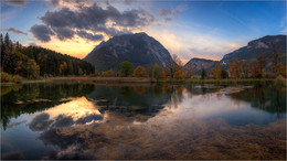 &nbsp; / Herbstliche Spiegelung am Grimming in Trautenfels (Steiermark)