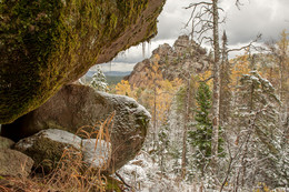 Пред зимнее состояние осени... / Красноярский природный заповедник "Столбы". На ЗП виден "Первый столб" заповедника. Снимок сделан, со спуска "Второго столба". Рано утром был снег, а спускаясь вечером в низ, вся красота просто растаяла... А так всё было красиво !!!